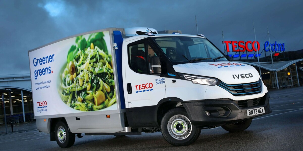 Tesco roziuje flotilu e-vozidel pro rozvoz do domcnost o 151 vozidel IVECO eDaily 